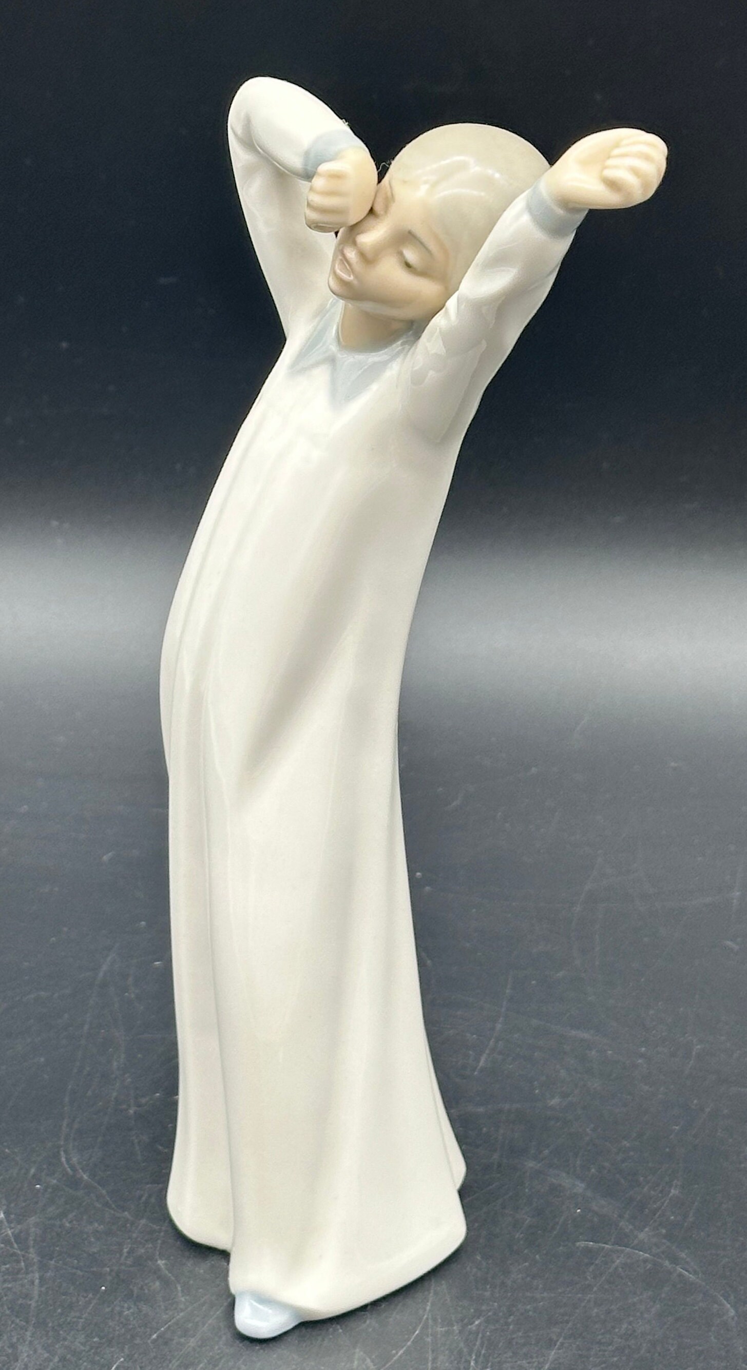 リヤドロ Lladro Nao by Lladro Girl Yawning Nao by Lladro Figurine, Girl Yawning in Her Long Nightdress