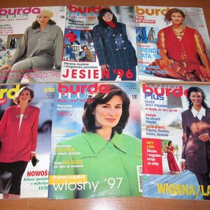 Può includere: Una collezione di riviste di moda vintage Burda Plus. Le copertine presentano modelle in vari outfit, con testo in polacco e tedesco. Le riviste mettono in evidenza le tendenze della moda stagionale, con date come '96, '97 e '98.