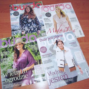 Könnte beinhalten: Vier polnische Modemagazine werden auf einer Holzoberfläche präsentiert. Jedes Magazin zeigt eine Frau auf dem Cover. Die Magazine haben das Wort "Burda" im Titel. Die Cover zeigen Models in verschiedenen Outfits, mit Text auf Polnisch.
