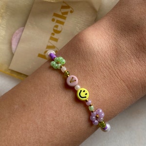 Personalisiertes Perlenarmband mit Blumen. Freundschaftsarmband. Junggesellinenabschied Armbänder. JGA Armbänder.