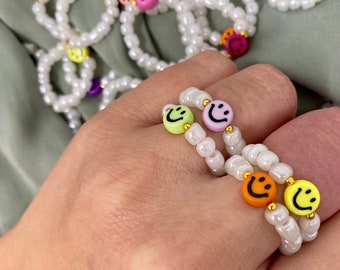 Perlenring mit Smiley. Personalisierter Ring. Fingerring aus Perlen. Smileyring. Freundschaftsringe.