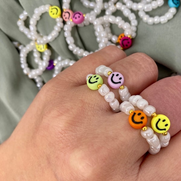 Perlenring mit Smiley. Personalisierter Ring. Fingerring aus Perlen. Smileyring. Freundschaftsringe.