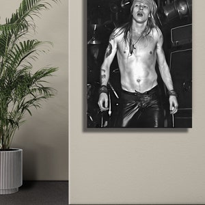 K&ouml;nnte beinhalten: Schwarzwei&szlig;foto eines oben ohne Mannes mit langen Haaren, der ein Bandana und eine Lederhose tr&auml;gt. Er steht in einem schwach beleuchteten Raum mit Mikrofonen und anderem Equipment im Hintergrund.