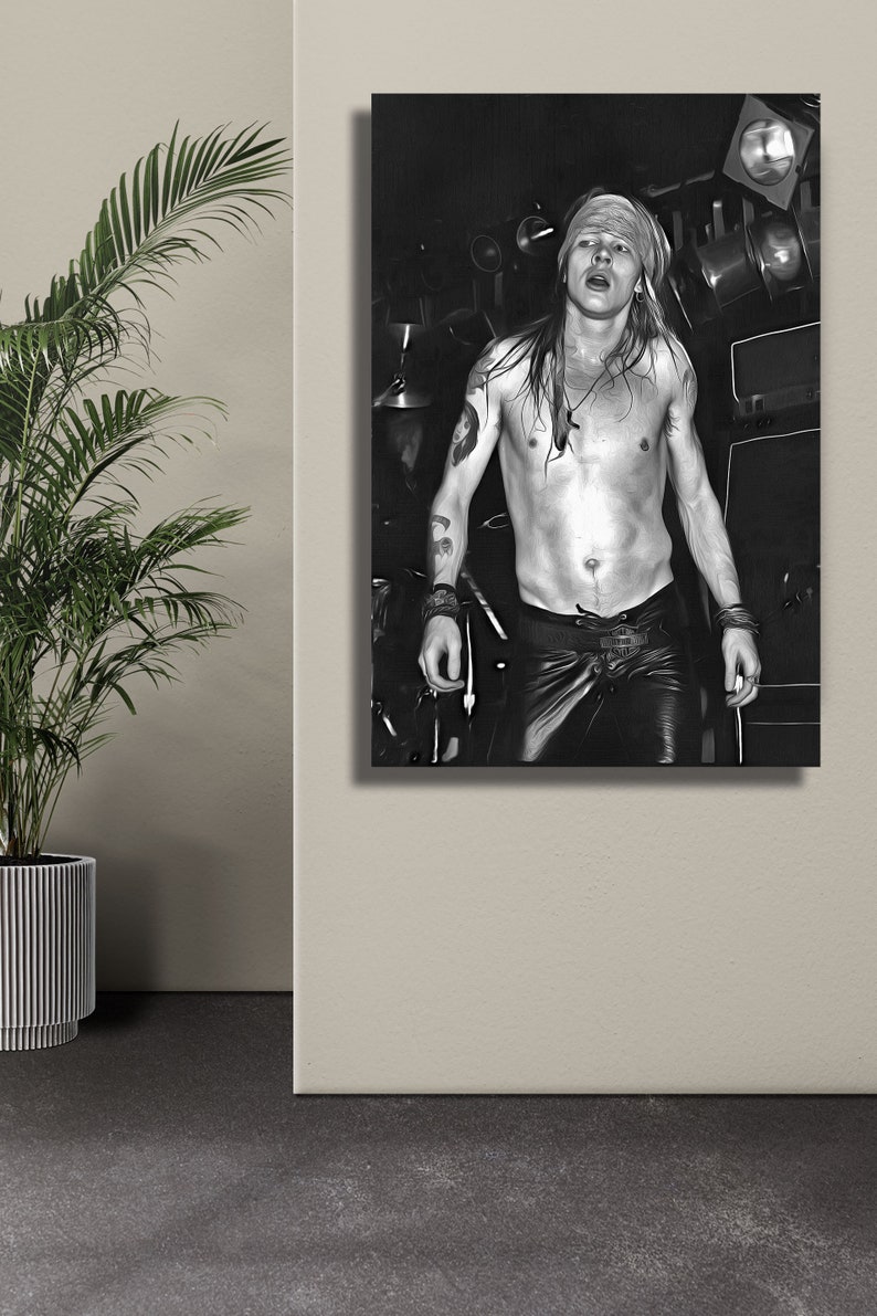K&ouml;nnte beinhalten: Schwarzwei&szlig;foto eines oben ohne Mannes mit langen Haaren, der ein Bandana und eine Lederhose tr&auml;gt. Er steht in einem schwach beleuchteten Raum mit Mikrofonen und anderem Equipment im Hintergrund.