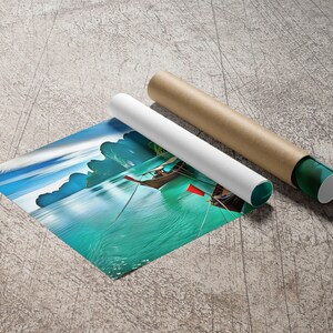 K&ouml;nnte beinhalten: Ein aufgerolltes Poster mit einem tropischen Landschaftsbild mit einem Langboot auf t&uuml;rkisfarbenem Wasser. Das Poster ist teilweise ausgerollt und wird von einer braunen Papprolle gehalten.