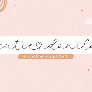 Puede incluir: Un diseño de fuente de escritura con el texto "cutie danila" en negro con un símbolo de corazón entre las palabras. El texto está sobre un fondo blanco con un fondo color melocotón detrás. El texto está etiquetado como una "fuente de escritura monoline".