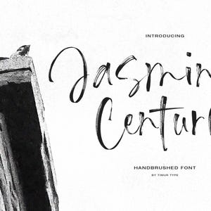 Könnte beinhalten: Einführung von Jasmine Century, einer handgezeichneten Schriftart von Timur Type. Der Schriftname ist in einem fetten, schwarzen Schriftstil geschrieben.