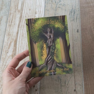 Die Kraft und das Wissen aller Frauen ist in mir Affirmation Karte Postkarte Frau Baum Göttin Natur Manifestation