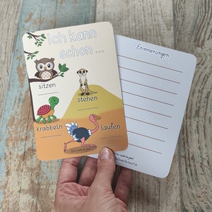 Já consigo sentar, engatinhar, ficar de pé, andar cartão postal de marco infantil DINA6 marco de gravidez nascimento bebê pós-parto