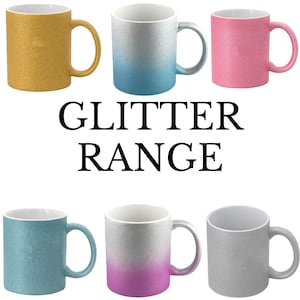 K&ouml;nnte beinhalten: Sechs Keramikbecher mit wei&szlig;em Innenraum und glitzernden Au&szlig;enseiten in Gold, Blau-Silber-Verlauf, Pink, Hellblau, Silber-Pink-Verlauf und Silber. Der Text GLITTER RANGE ist zwischen der oberen und unteren Tassenreihe zentriert.