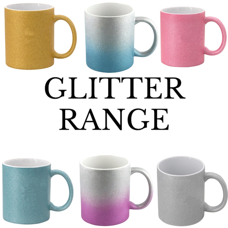 K&ouml;nnte beinhalten: Sechs Keramikbecher mit wei&szlig;em Innenraum und glitzernden Au&szlig;enseiten in Gold, Blau-Silber-Verlauf, Pink, Hellblau, Silber-Pink-Verlauf und Silber. Der Text GLITTER RANGE ist zwischen der oberen und unteren Tassenreihe zentriert.