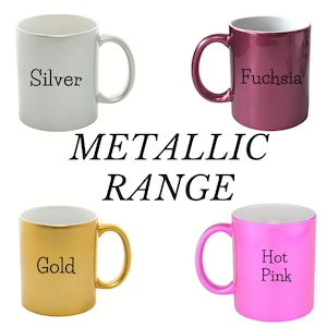 K&ouml;nnte beinhalten: Vier Keramikbecher in einer Metallic-Serie mit wei&szlig;em Innenraum und farbiger Au&szlig;enseite. Die Becher sind mit Silver, Fuchsia, Gold und Hot Pink beschriftet. Der Text METALLIC RANGE ist zwischen den oberen und unteren Becherreihen zentriert.