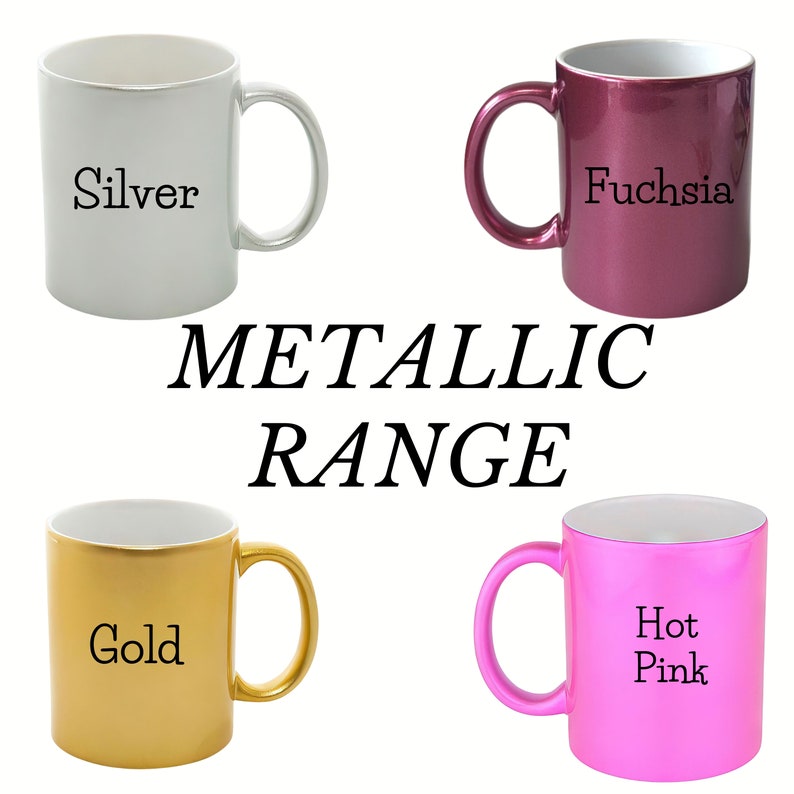 K&ouml;nnte beinhalten: Vier Keramikbecher in einer Metallic-Serie mit wei&szlig;em Innenraum und farbiger Au&szlig;enseite. Die Becher sind mit Silver, Fuchsia, Gold und Hot Pink beschriftet. Der Text METALLIC RANGE ist zwischen den oberen und unteren Becherreihen zentriert.