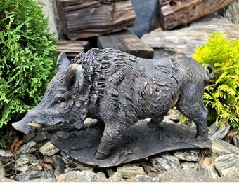 Figurina in resina di cinghiale, maiale cinghiale su supporto, scultura in plastica suina, figura di maiale selvatico, opera d'arte in resina di maiale, arredamento per esterni di maiale selvatico, Razorback