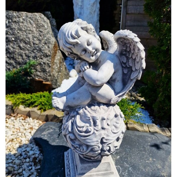 Un ange est assis sur la boule, statue en béton, chérubin en pierre, figurine de Cupidon, ornement religieux de jardin, cadeau ange, décoration d'intérieur, oeuvre d'art dans le jardin