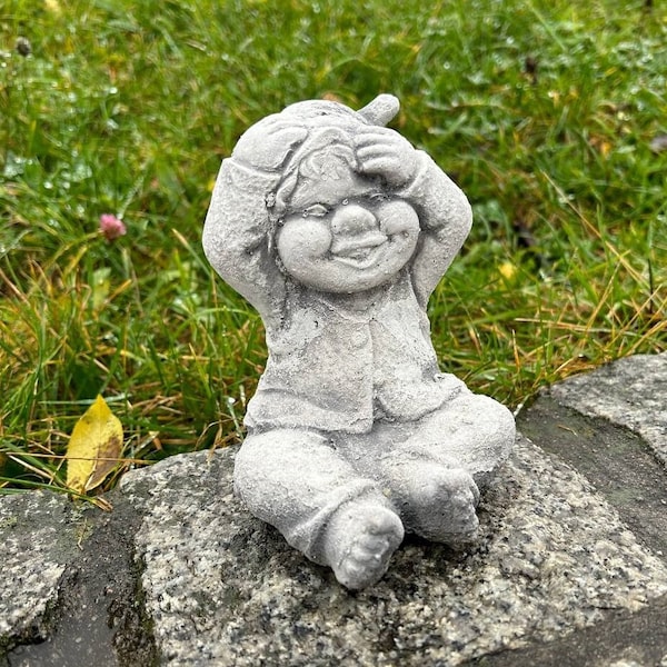 Statue de Gnomie surprise, Gnome en béton, Sculpture d’elfe, Jardin de fées, Conception d’arrière-cour, Décor de troll, Protection gothique, Cadeau drôle, Art de cour