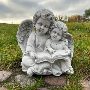 Engel-Statue aus Beton: Zwei Putten, ein Buch lesend, religiöses Wohndekor