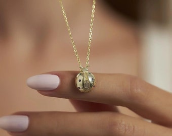 Goldene Marienkäfer-Halskette für Frauen, minimalistischer Sommerschmuck Gold, Geschenk für sie, handgefertigter Schmuck, Marienkäfer-Halskette, Geburtstagsgeschenk für Mama