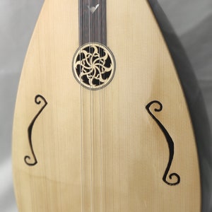Strumento turco massiccio fatto a mano in legno di gelso. Saz con tavola armonica a lira realizzata su misura