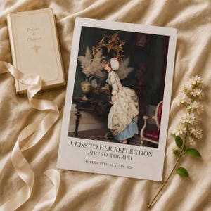 Può includere: Una stampa d'arte rettangolare intitolata A KISS TO HER REFLECTION di PIETRO TORRINI, ROCOCO REVIVAL - ITALY 1920. La stampa raffigura una persona con un abito a motivi che bacia il proprio riflesso in uno specchio dorato ornato in una stanza buia.