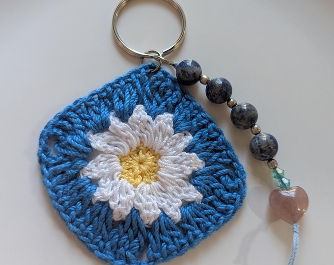 Crochet Daisy Gemstone Keychain | Floral Key Ring Accessory