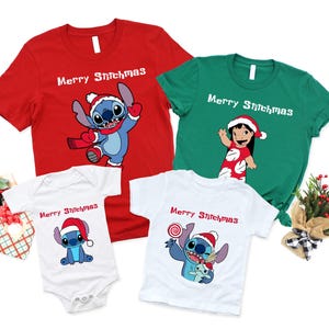 Peut inclure: Quatre t-shirts et un body sur le th&egrave;me de No&euml;l. Les t-shirts sont rouges, verts et blancs, chacun avec le texte "Merry Stitchmas" et un personnage de dessin anim&eacute;. Le body est blanc avec le m&ecirc;me texte et personnage.