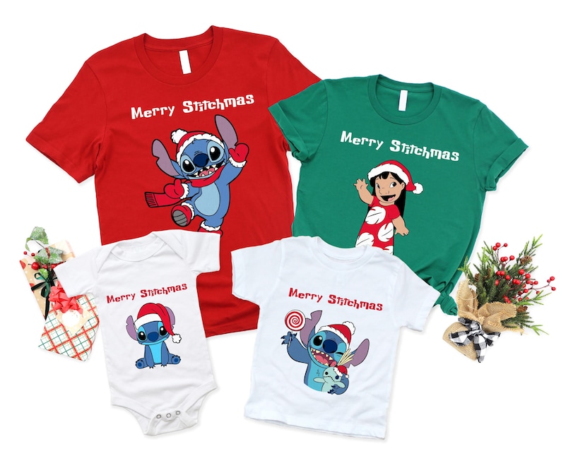Peut inclure: Quatre t-shirts et un body sur le th&egrave;me de No&euml;l. Les t-shirts sont rouges, verts et blancs, chacun avec le texte "Merry Stitchmas" et un personnage de dessin anim&eacute;. Le body est blanc avec le m&ecirc;me texte et personnage.