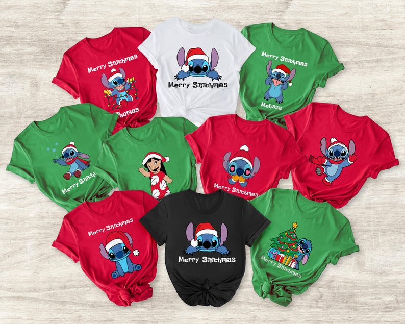 Peut inclure: Plusieurs t-shirts de No&euml;l rouges, verts, blancs et noirs. Chaque t-shirt pr&eacute;sente un personnage de dessin anim&eacute; avec un bonnet de P&egrave;re No&euml;l et le texte "Merry Stitchmas".