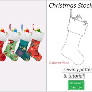 Può includere: Un modello di cucito e un tutorial per realizzare una calza di Natale. Il modello include tre opzioni di dimensioni ed è adatto ai principianti. L'immagine mostra quattro calze di Natale diverse con vari disegni.