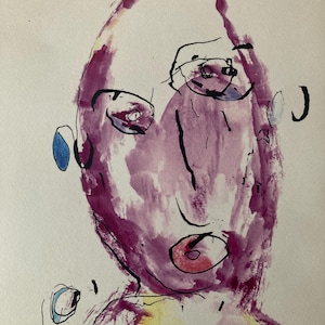 Puede incluir: Pintura abstracta en acuarela de un rostro con tonos morados y rosas. La obra presenta contornos y detalles negros, con acentos azules en las orejas. El sujeto tiene una boca redonda y ojos grandes.