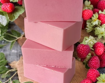 Rosa Himbeer-Seife aus Ziegenmilch und Sheabutter von Hand hergestellt, perfekt für trockene und empfindliche Haut