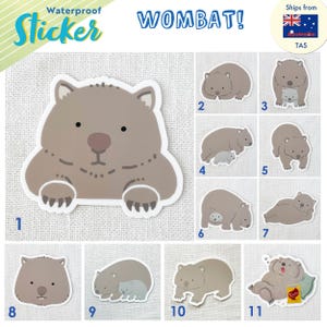 Könnte beinhalten: Eine Auswahl wasserfester Aufkleber mit Wombat-Illustrationen. Die Aufkleber zeigen verschiedene Posen und Designs des Wombats, mit einer neutralen Farbpalette. Das Wort "WOMBAT!" ist in blauer Schrift dargestellt, und das Wort "Sticker" ist in Grün.