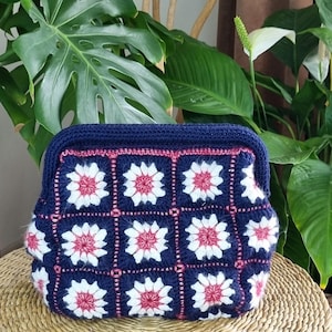 Granny Square Crochet Clutch: Kiss Lock Frame Bag
