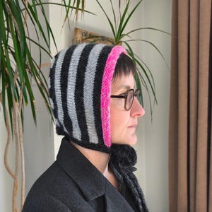 Berretto a righe per adulti in maglia: cappuccio in lana nera stile Pixie, sciarpa fatta a mano in stile Edna, passamontagna caldo