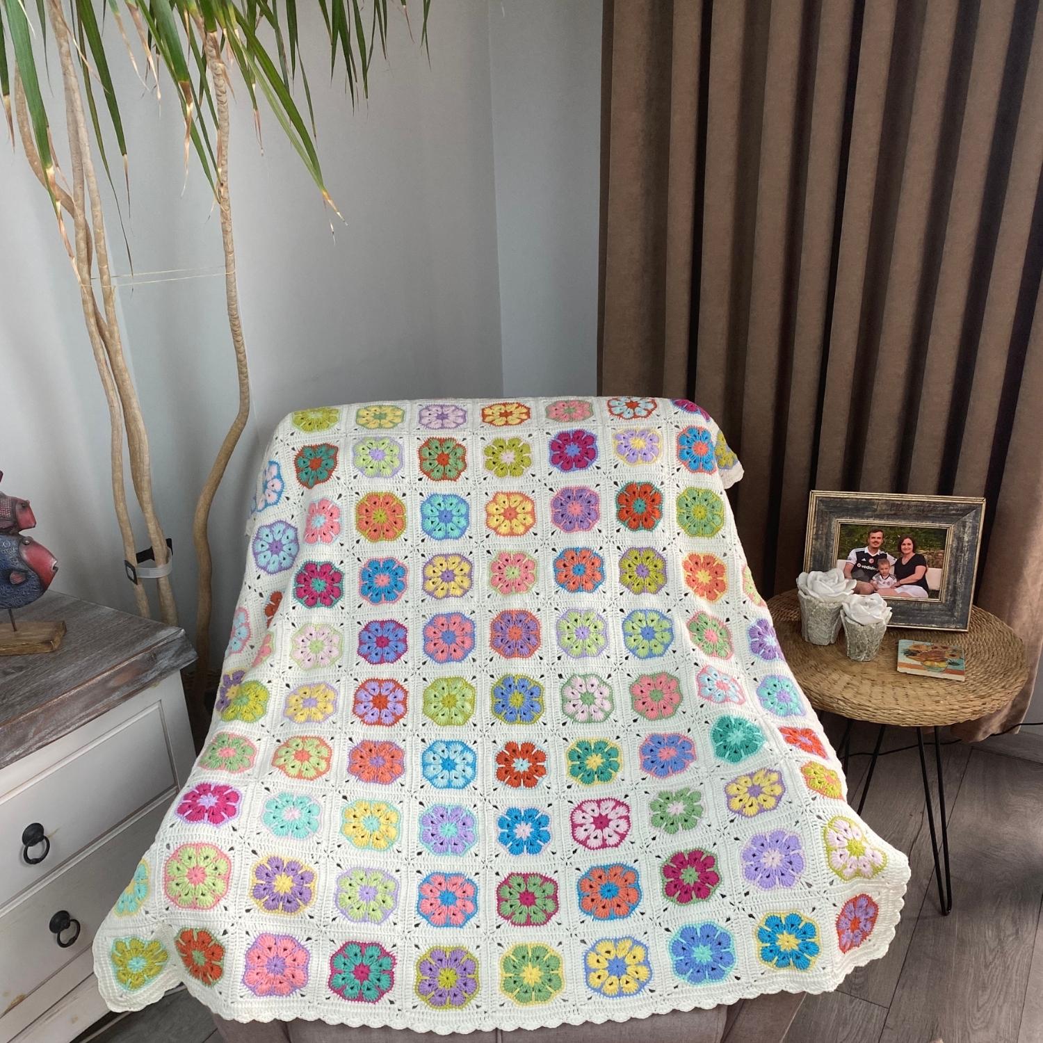 アフリカンフラワークロシェブランケット：カラフルなハンドメイド