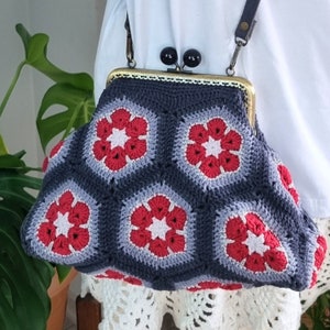 Floral Crochet Clutch Bag: Granny Square Vintage Purse with Kiss Lock