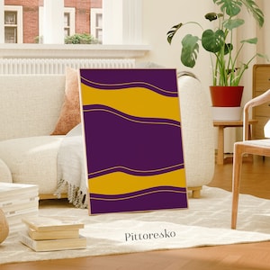 Peut inclure: Impression d'art mural abstrait avec un fond violet et des lignes ondulées jaunes. L'impression est encadrée dans un cadre en bois et le texte "Pittoresko" est imprimé sous l'image.