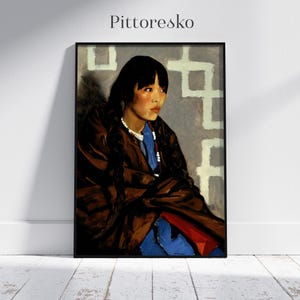 Puede incluir: Una pintura de una joven con el pelo largo y oscuro que lleva un abrigo marrón y un vestido azul. Está sentada frente a un fondo con un patrón blanco y gris.