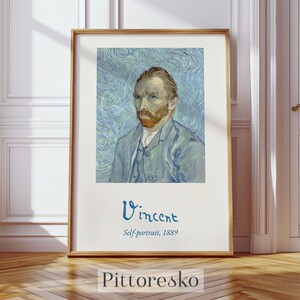 Può includere: Stampa incorniciata dell'autoritratto di Vincent van Gogh del 1889. L'opera presenta un ritratto di un uomo con barba rossa e giacca blu su uno sfondo blu a vortice. Il nome "Vincent" è scritto in blu sotto, con "Pittoresko" in basso.