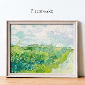 Può includere: Dipinto di paesaggio incorniciato con bordo bianco. L'opera raffigura un campo di erba verde e fiori gialli sotto un cielo blu con nuvole bianche. Il testo "Pittoresko" è nella parte superiore della cornice.