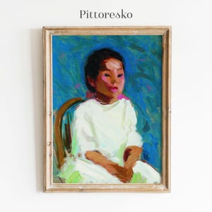 Può includere: Un dipinto di una persona giovane che indossa un vestito bianco, seduta su una sedia di legno. Lo sfondo è un design astratto blu e verde.