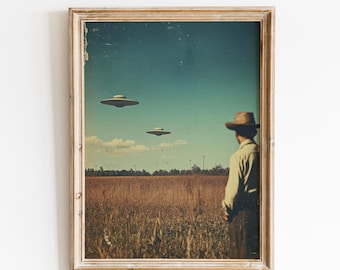 Könnte beinhalten: Ein gerahmter Druck im Vintage-Stil eines Mannes auf einem Feld, der zu drei fliegenden Untertassen am Himmel aufblickt. Das Bild hat einen verblassten, Retro-Look.
