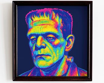Può includere: Una stampa incorniciata con un ritratto colorato del mostro di Frankenstein. L'opera d'arte utilizza una vivace tavolozza di blu, gialli, rosa e verdi. Il testo "Pittoresko" è nella parte superiore della cornice.
