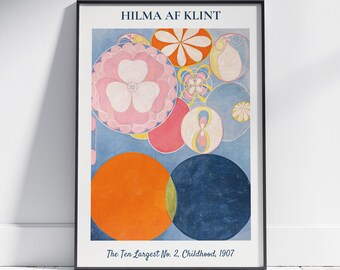 Puede incluir: Un póster con una pintura abstracta de Hilma af Klint titulada "The Ten Largest No. 2. Childhood, 1907". La pintura presenta un fondo azul con círculos superpuestos en tonos de rosa, naranja, amarillo y azul. Los círculos contienen formas y patrones abstractos.