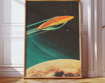 Könnte beinhalten: Eine Illustration im Retro-Stil eines Raumschiffs, das über einem Planeten mit einer grün-blauen Atmosphäre fliegt. Das Raumschiff ist orange und gelb und hat einen langen, dünnen Schwanz. Der Planet ist hellbraun und hat ein paar Wolken.
