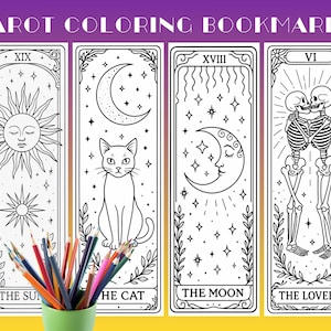 Könnte beinhalten: Vier schwarz-weiße Tarot-Malbuch-Lesezeichen mit dem Text "TAROT COLORING BOOKMARKS". Die Lesezeichen zeigen Illustrationen von Sonne, Katze, Mond und Skeletten. Ein grüner Becher enthält Buntstifte.