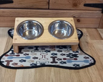 Comedero rústico elevado para mascotas con cuencos extraíbles de acero inoxidable. Perfecto para gatos y perros pequeños.