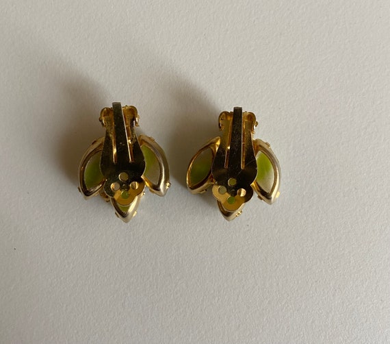 Vintage Clip on Earrings| Green stones with gold … - image 4