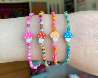 Delicada pulsera de cuentas de semillas de hongo / Pulseras elásticas apilables / Pulsera de cuentas playeras de verano / Hippie, bohemio