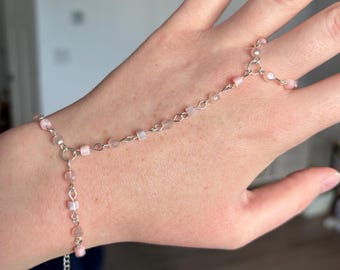 Cadena de mano rosa con cuentas / Hecha con cuentas de vidrio iridiscentes y alambre bañado en plata / Verano, festival, estilo Fairycore, caprichosa, ajustable